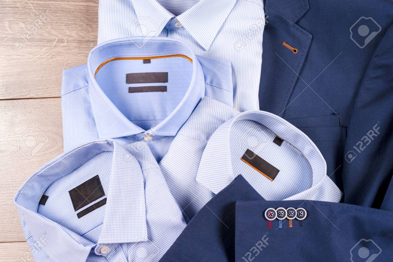 Conjunto De Ropa Para Hombre Clásica - Traje Azul, Camisas, Zapatos Cinturón Y Corbata Sobre Fondo De Madera. Fotos, Retratos, Imágenes Y Fotografía De Archivo Libres De Derecho. Image 85254770.