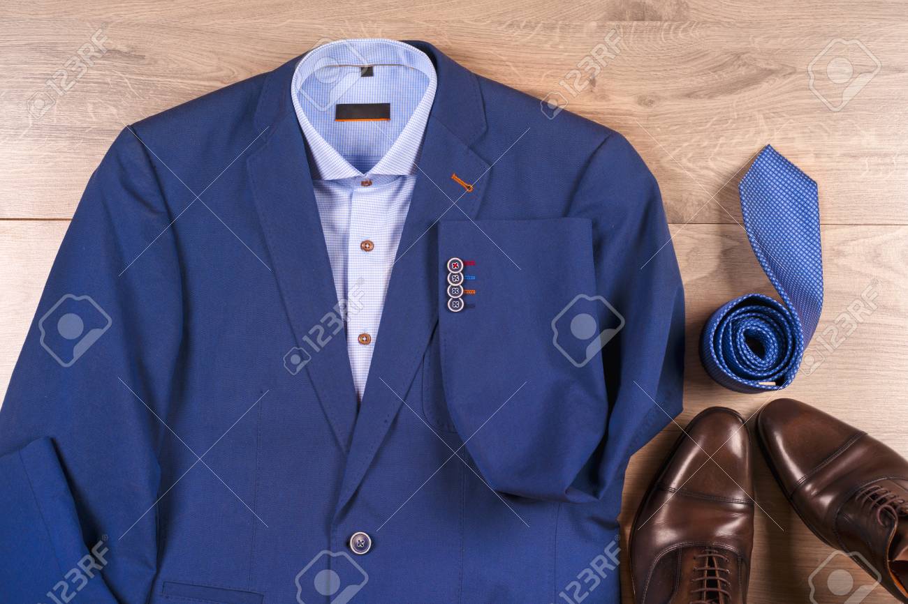chaussure marron costume bleu