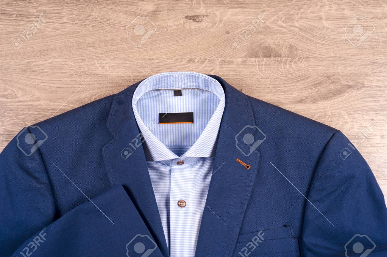 古典的なメンズ服のセット 青いスーツ シャツ 茶色の靴 ベルトと木製の背景にネクタイ の写真素材 画像素材 Image