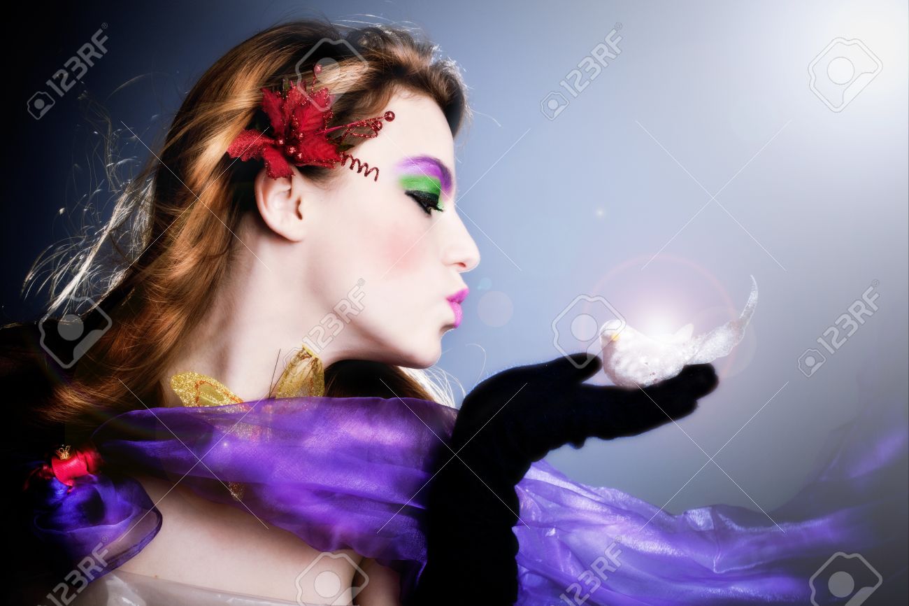 Belle Fée Envoyant Un Baiser à Un Petit Oiseau Sur Son Palm Le Profil Le Studio Shot