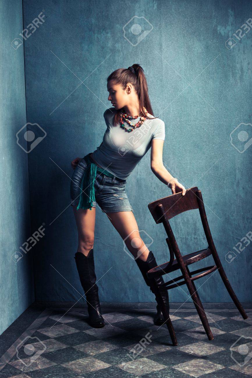 ショート パンツで若い女性と古い不潔な部屋で ブーツ フルボディ ショット の写真素材 画像素材 Image ショート パンツで若い女性と古い不潔な部屋で ブーツ フルボディ ショット の写真素材 画像素材 Image
