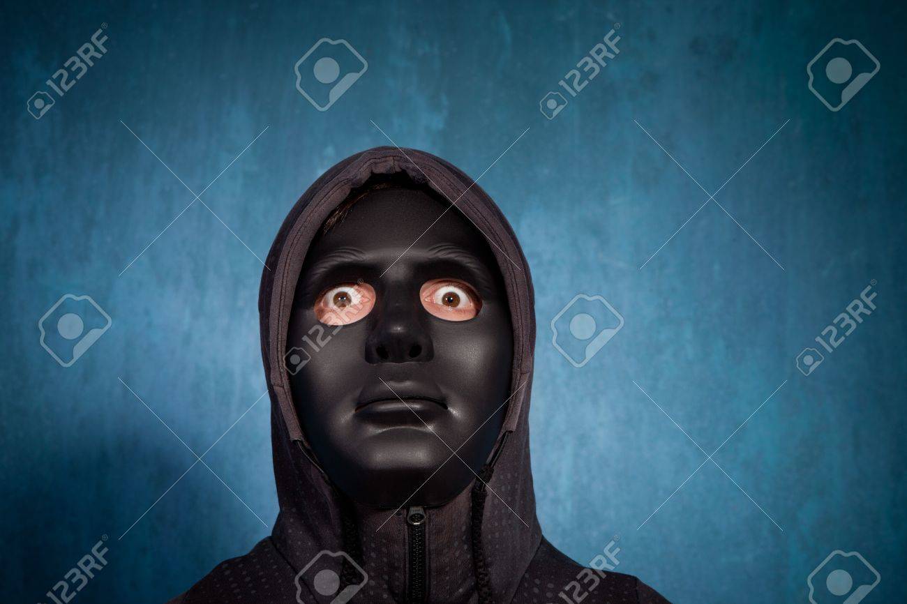 黒怖いマスク スタジオ ショットを持つ男 の写真素材 画像素材 Image 黒怖いマスク スタジオ ショットを持つ男 の写真素材 画像素材 Image