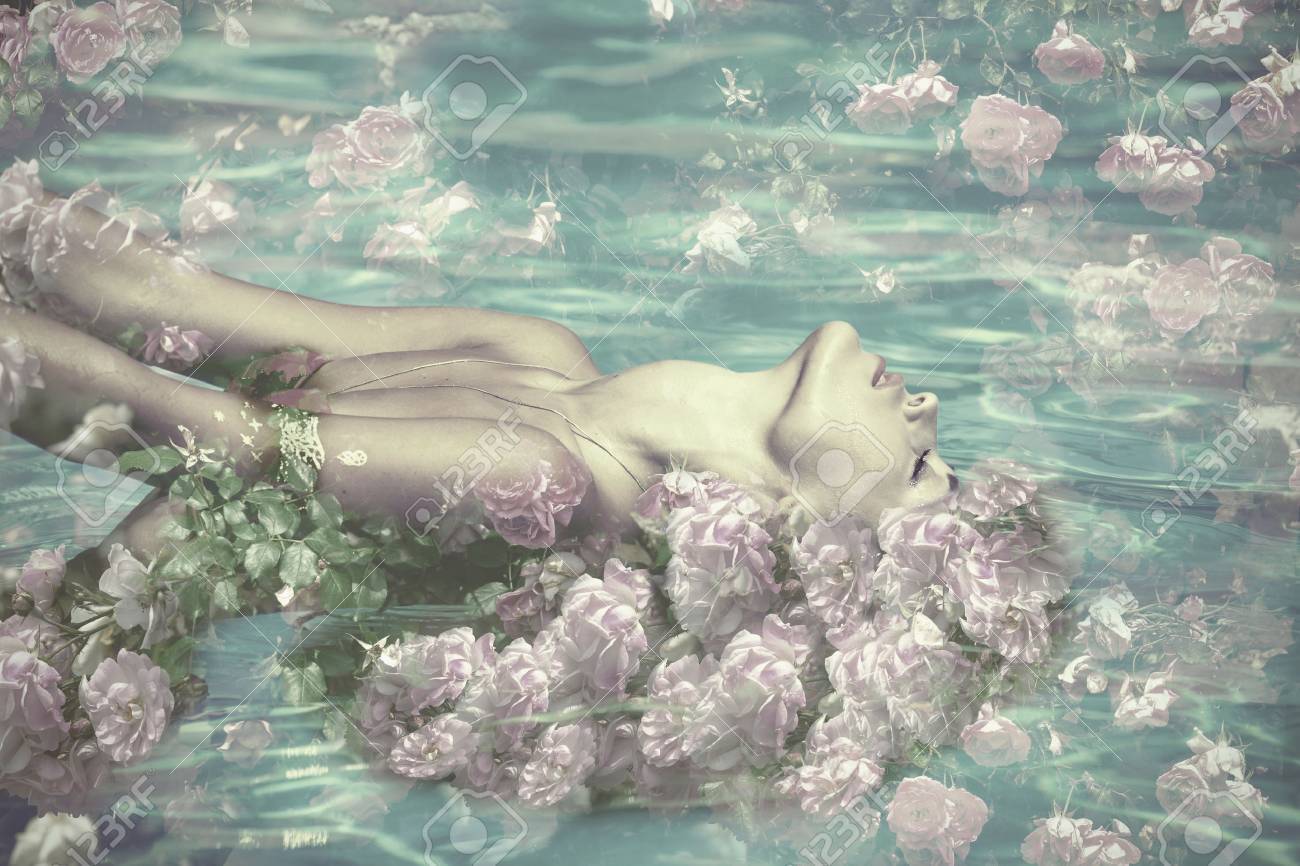 花 合成写真と美しい水の妖精 の写真素材 画像素材 Image