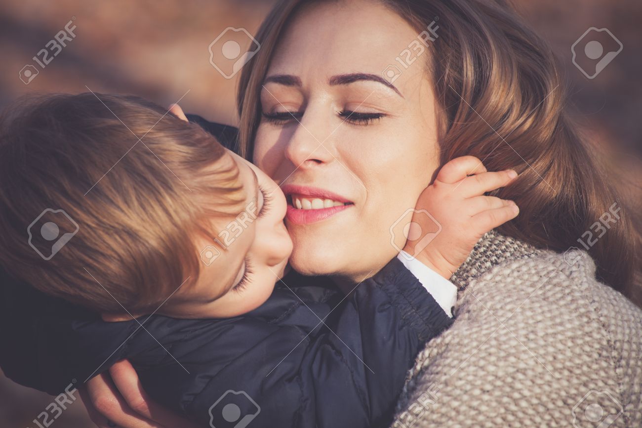 彼のお母さんは彼の偉大な愛 息子とママのキスとハグ 公園 クローズ アップ 選択と集中で秋の日 の写真素材 画像素材 Image 彼のお母さんは彼の偉大な愛 息子とママのキスとハグ 公園 クローズ アップ 選択と集中で秋の日 の写真素材 画像素材 Image