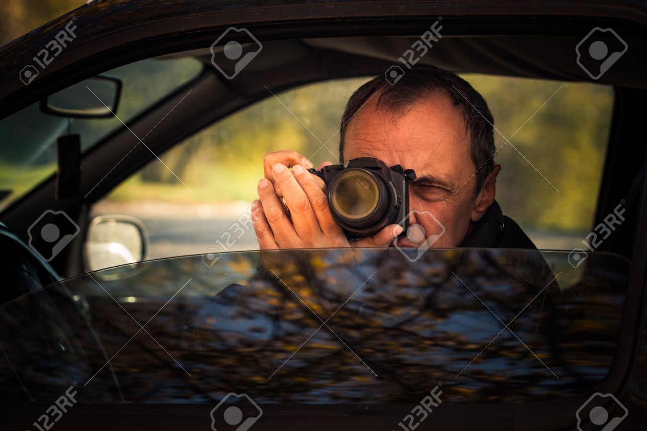 おとり捜査員探偵車の中密かに隠された写真を撮る の写真素材 画像素材 Image
