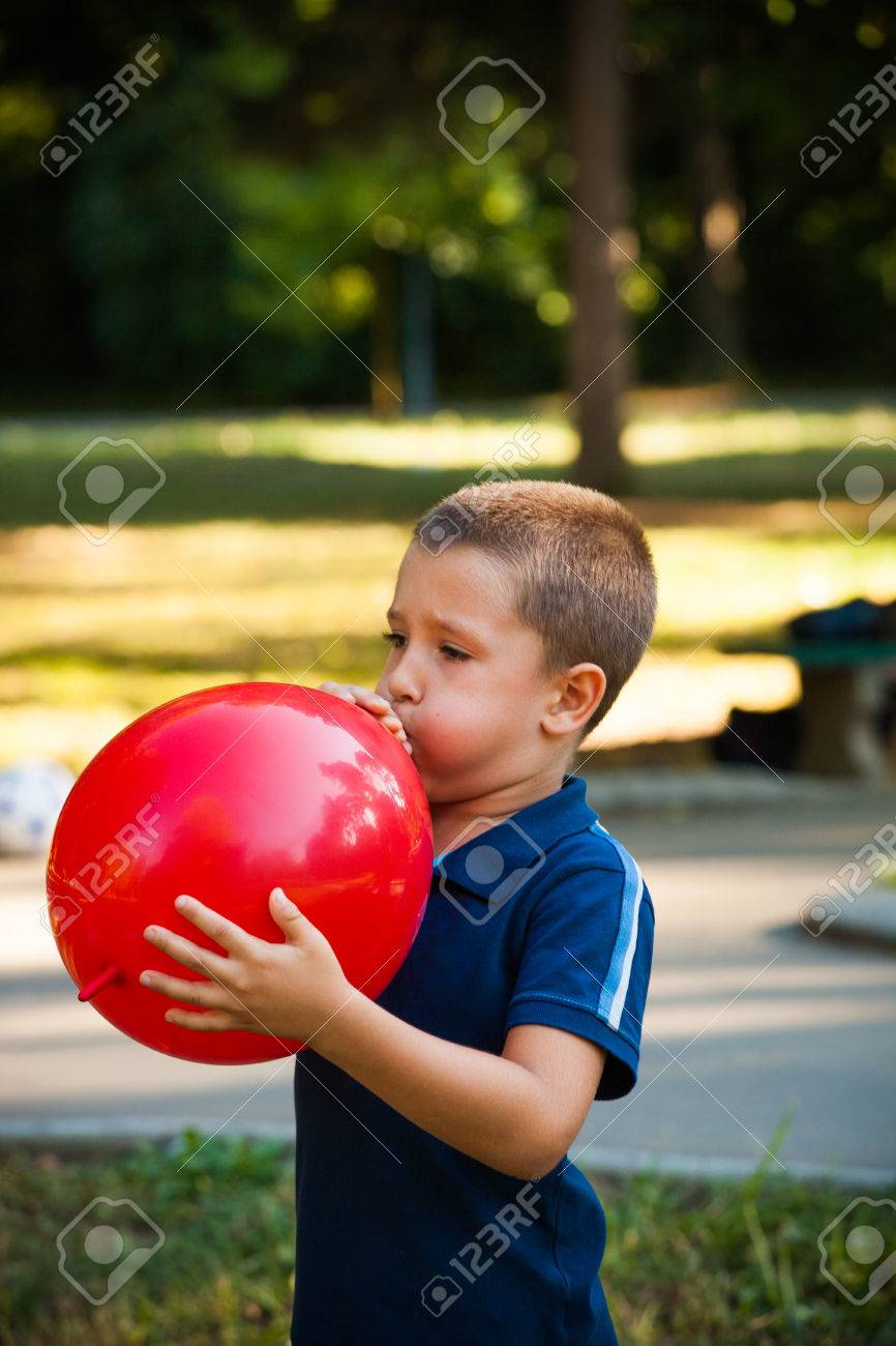 小さな男の子を膨らませる公園で大きな赤い風船夏の日 の写真素材 画像素材 Image 5539