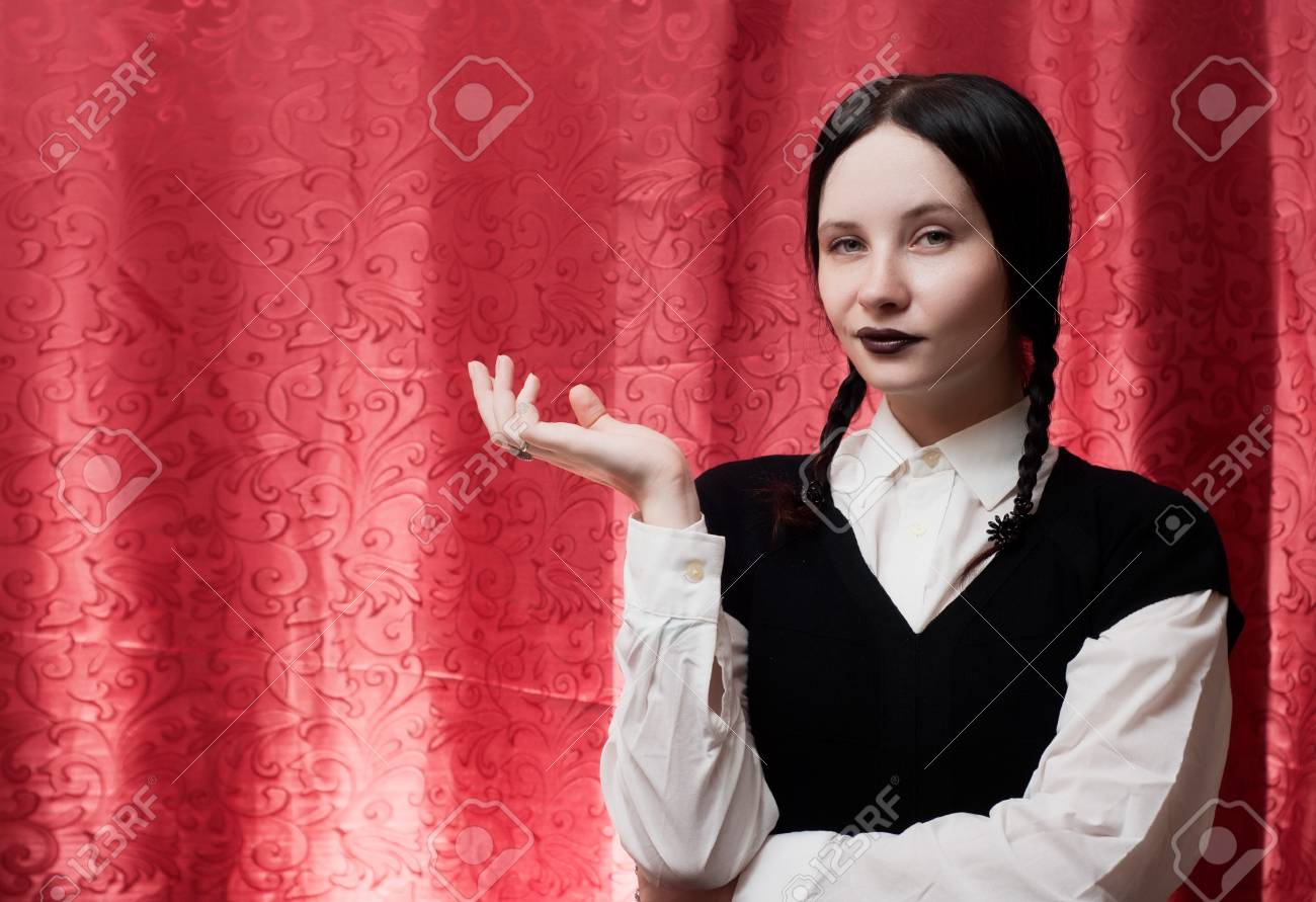 Portrait Gothique De Jeune Fille Brune Rouge à Lèvres Noir Fond Rouge