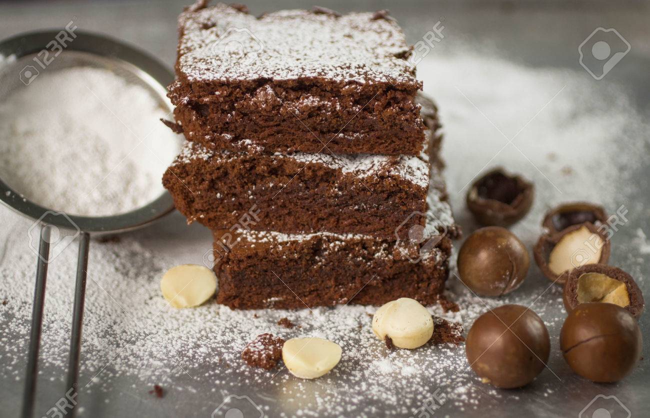 ブラウニー 粉砂糖とベーキング シート金属のマカダミア ナッツとチョコレートのケーキ アメリカ料理 選択と集中 の写真素材 画像素材 Image ブラウニー 粉砂糖とベーキング シート金属のマカダミア ナッツとチョコレートのケーキ アメリカ料理 選択と集中 の写真素材 画像素材 Image