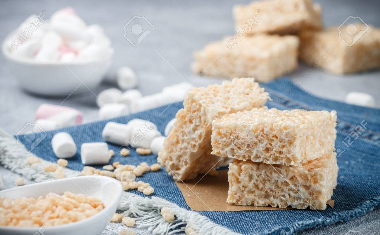 マシュマロ クリスピー ライス テーブルに食材の自家製バー アメリカのデザート 選択と集中 の写真素材 画像素材 Image 0514