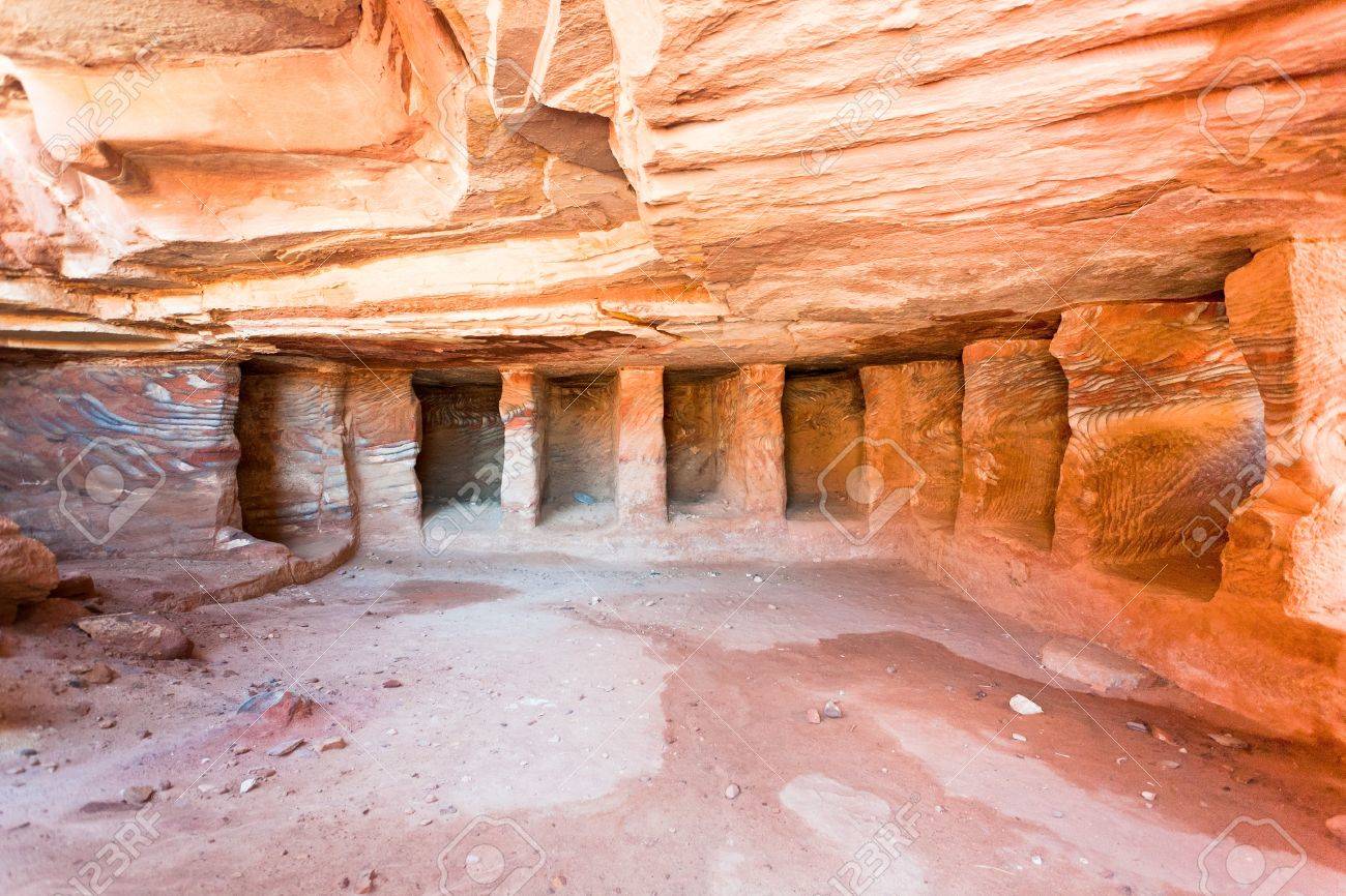 古代の墓やペトラ Jordan の砂岩洞窟住居の内部 の写真素材 画像素材 Image 古代の墓やペトラ Jordan の砂岩洞窟住居の内部 の写真素材 画像素材 Image