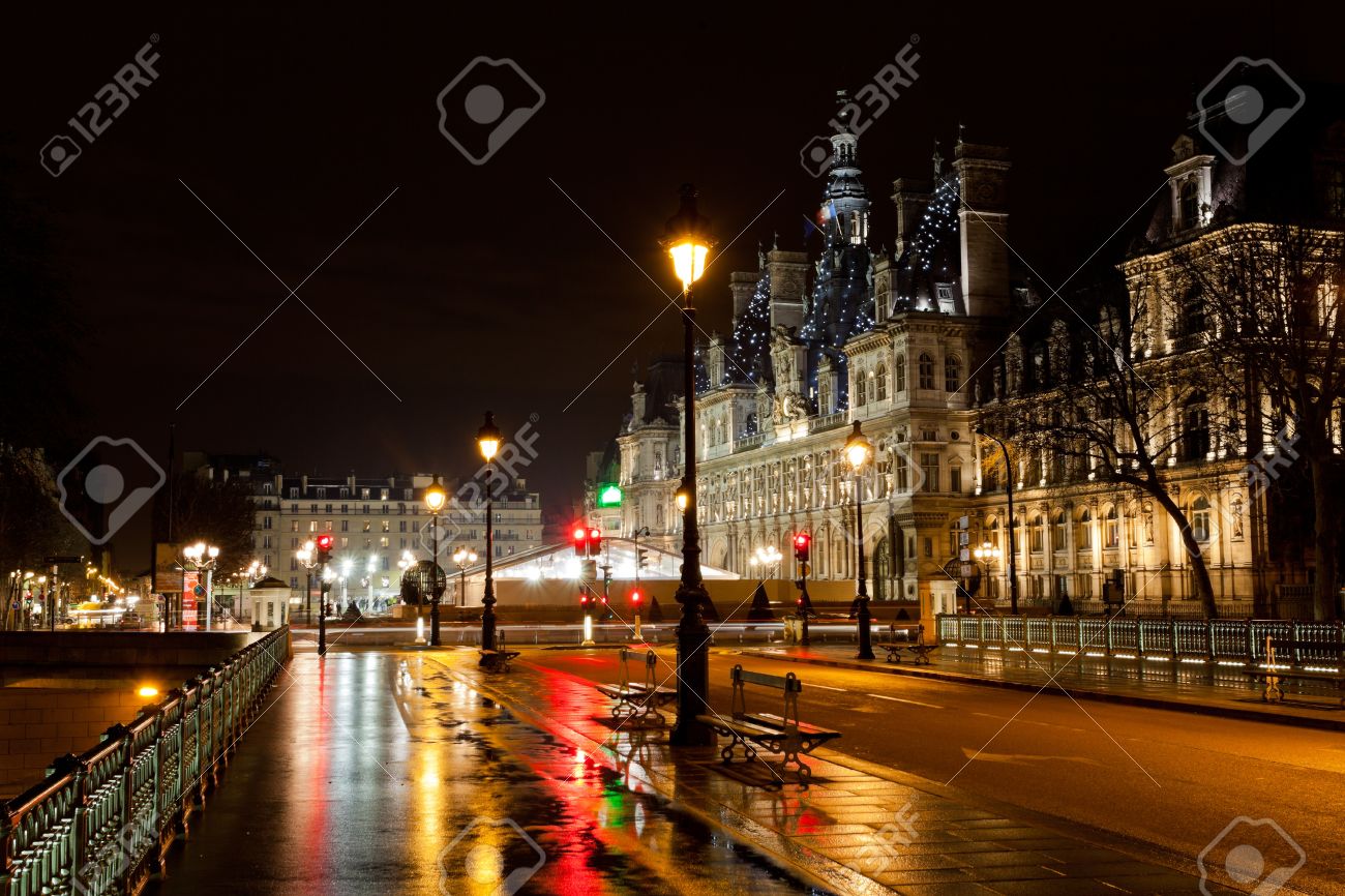 雨の夜にパリ フランスの Hotel De Ville 市庁舎 の表示 の写真素材 画像素材 Image 18902497