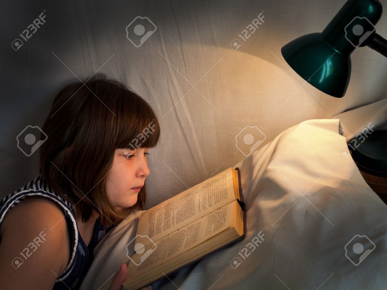girls reading light