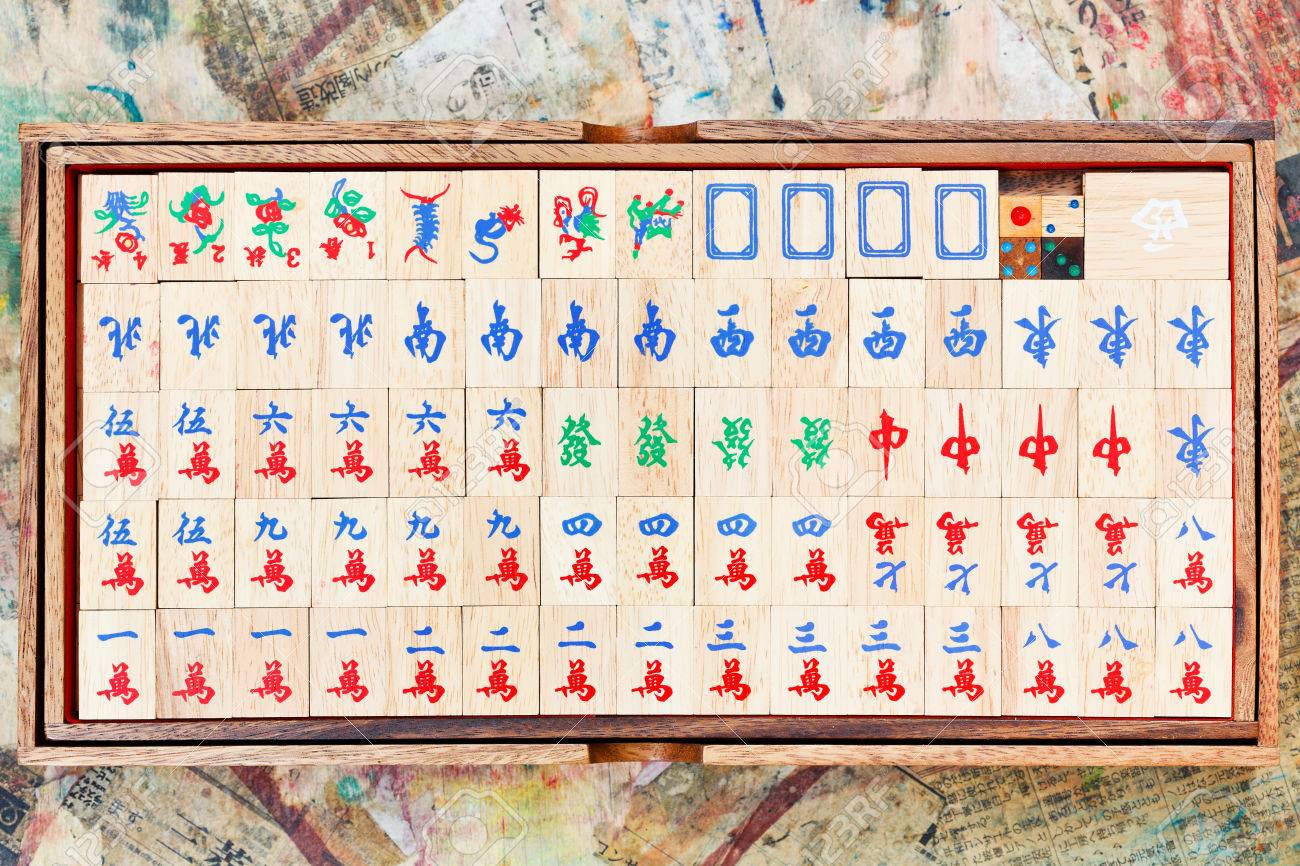 テーブルの上のボックスで木製麻雀牌の設定します の写真素材 画像素材 Image