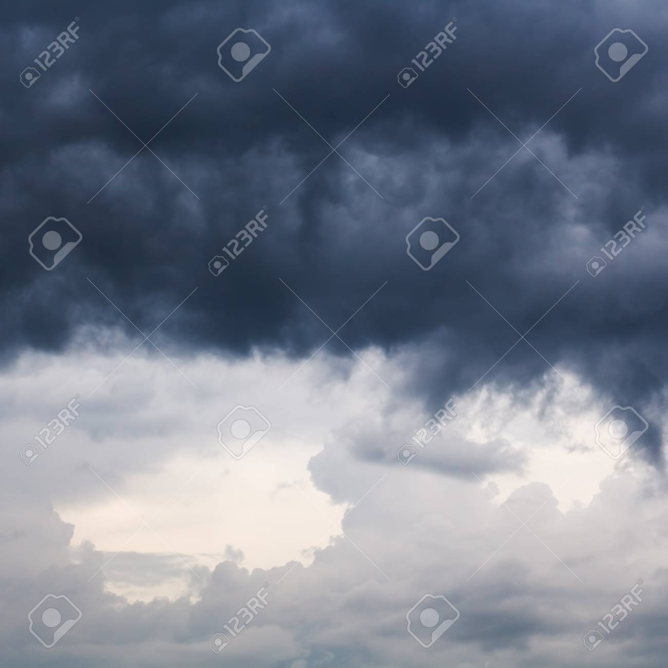 春の空に重い暗い雨雲 の写真素材 画像素材 Image