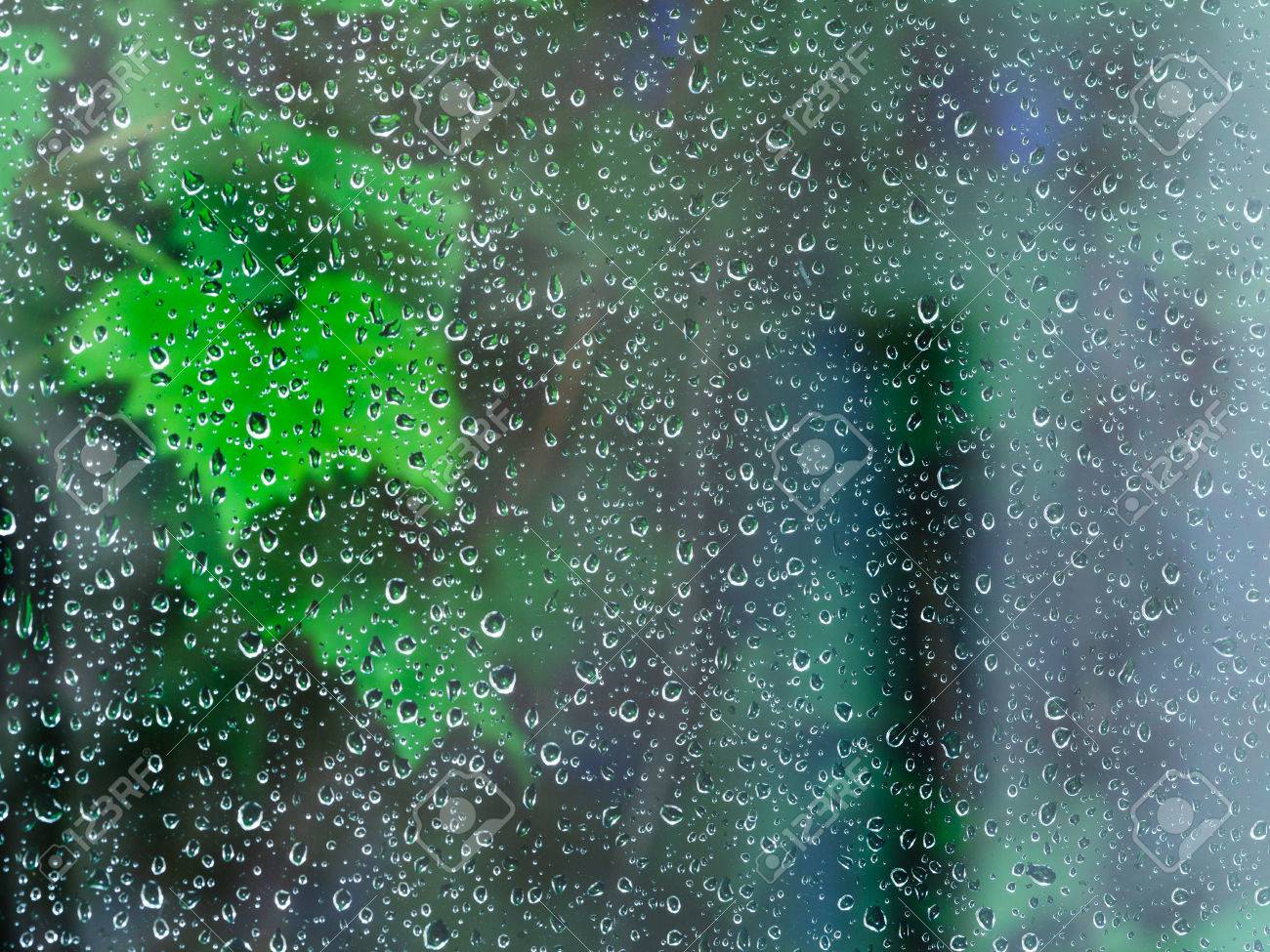 夜の雨の中に窓からすの雨から暗い青色の背景 の写真素材 画像素材 Image