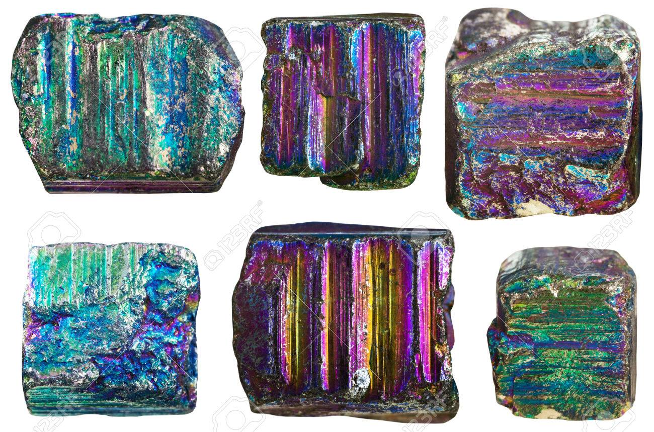 虹色 (レインボー) 黄鉄鉱鉱物石白い背景で隔離の分離結晶のセットの