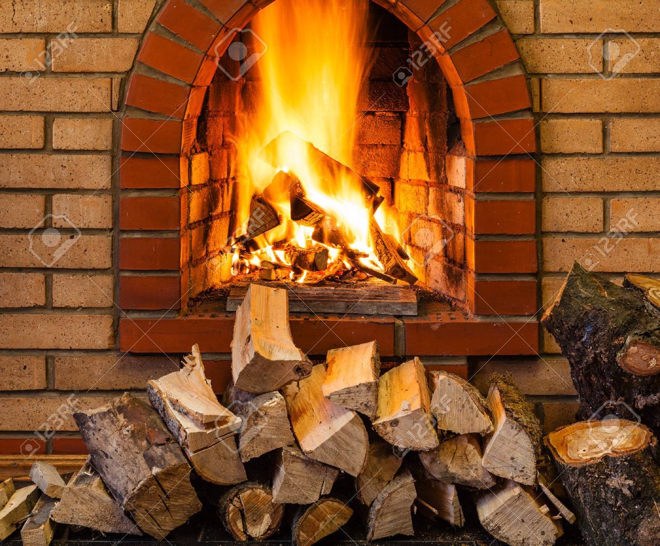 Actions D'hiver De Bois De Chauffage De Livraison à L'avant Geant De Sac De  La Maison Photo stock - Image du cheminée, firewood: 206727194