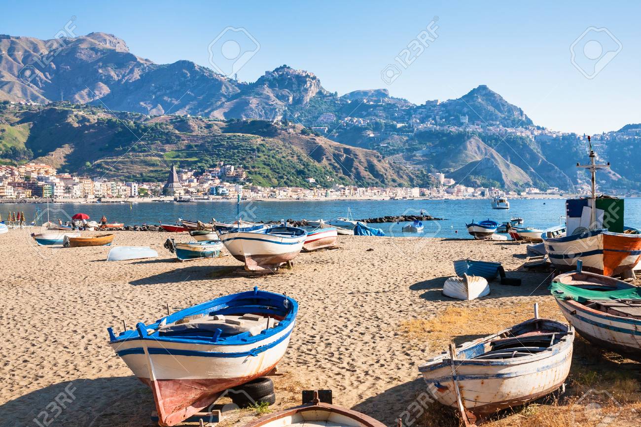 Litalia Barche Sulla Spiaggia Urbana Nella Città Di Giardini Naxos In Sicilia Nella Mattina Di Estate