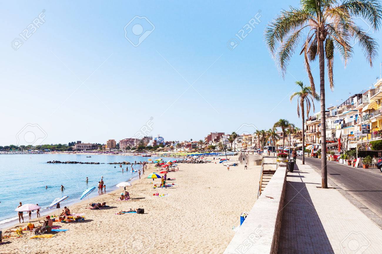 Giardini Naxos Italia 29 Giugno 2017 Turisti In Spiaggia E Lungomare Nella Città Di Giardini Naxos In Estate Giardini Naxos è Una Località