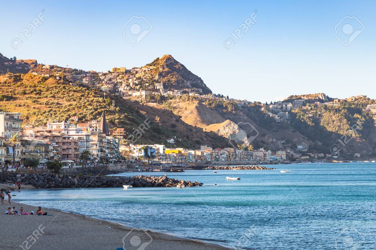 Giardini Naxos Italia 2 Luglio 2017 Persone Sulla Spiaggia Di Città Di Giardini Naxos E Vista Della Città Di Taormina Sul Capo Al Tramonto Estivo