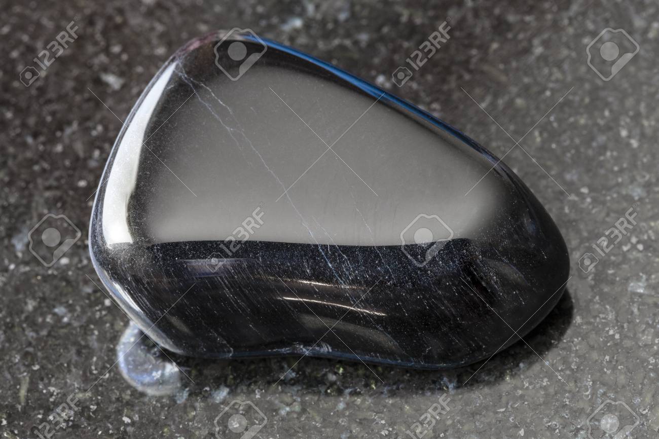 Immagini Stock Riprese Macro Di Esemplari Di Roccia Minerale Naturale Gemma Di Falco Occhio Lucido Su Fondo Di Granito Scuro Del Sud Africa Image