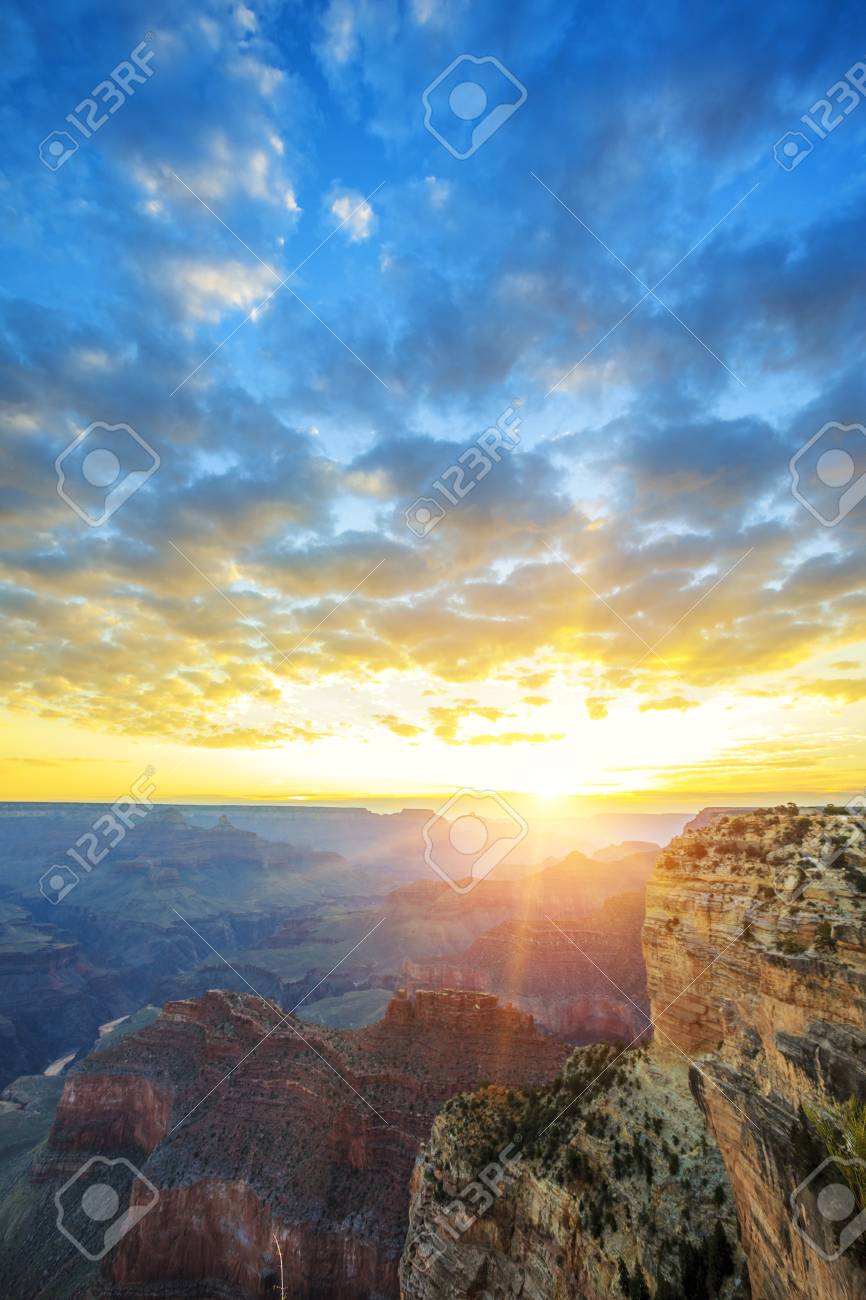 日の出 アメリカで有名なグランドキャニオンのビュー の写真素材 画像素材 Image