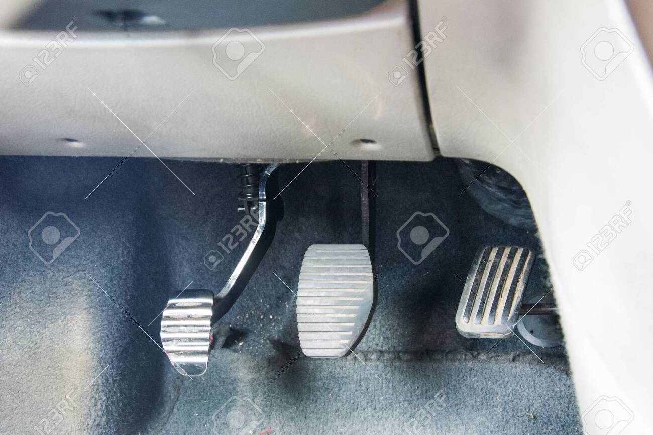 Tres Pedales De Conducción Con Transmisión Manual. Embrague, Freno, Acelerador De Un Coche. Fotos, Retratos, Imágenes Y Fotografía De Archivo De Image 138201067.