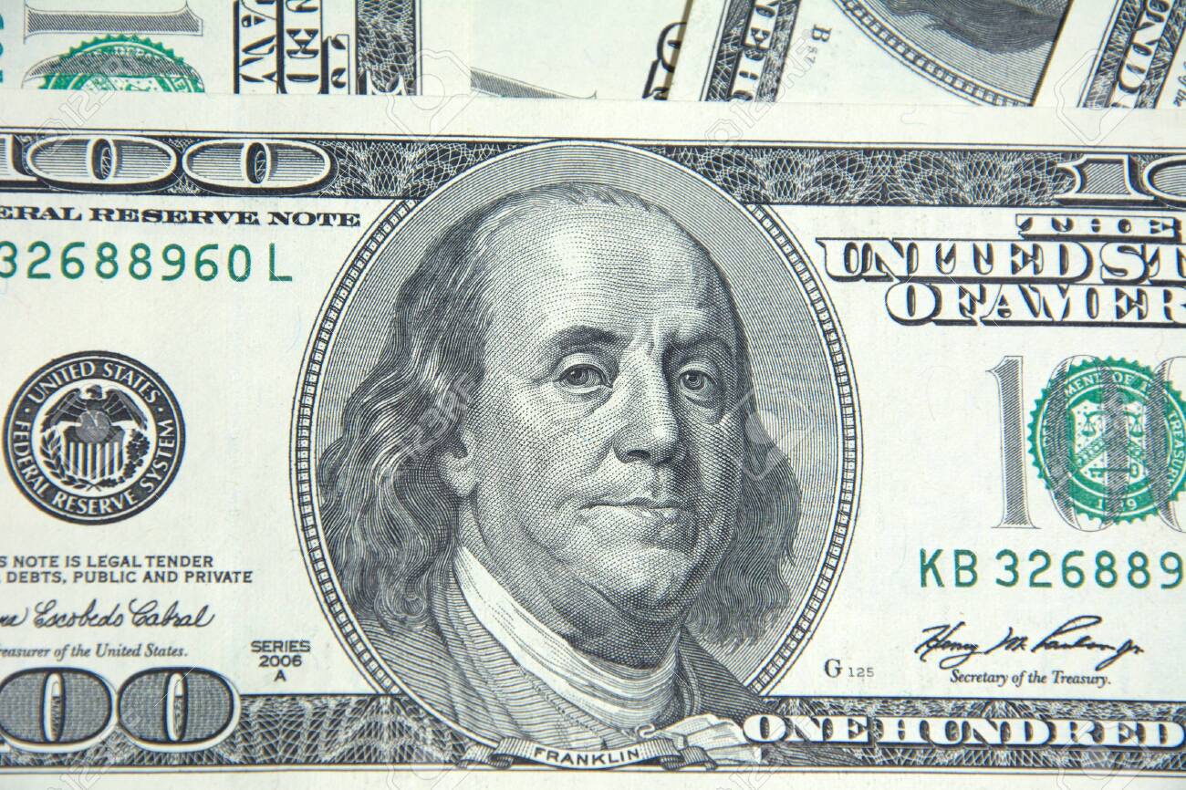 100ドル紙幣のクローズアップビュー。100米ドル紙幣は横ばいの背景。アメリカドル現金マネーの写真素材・画像素材 Image 144412558