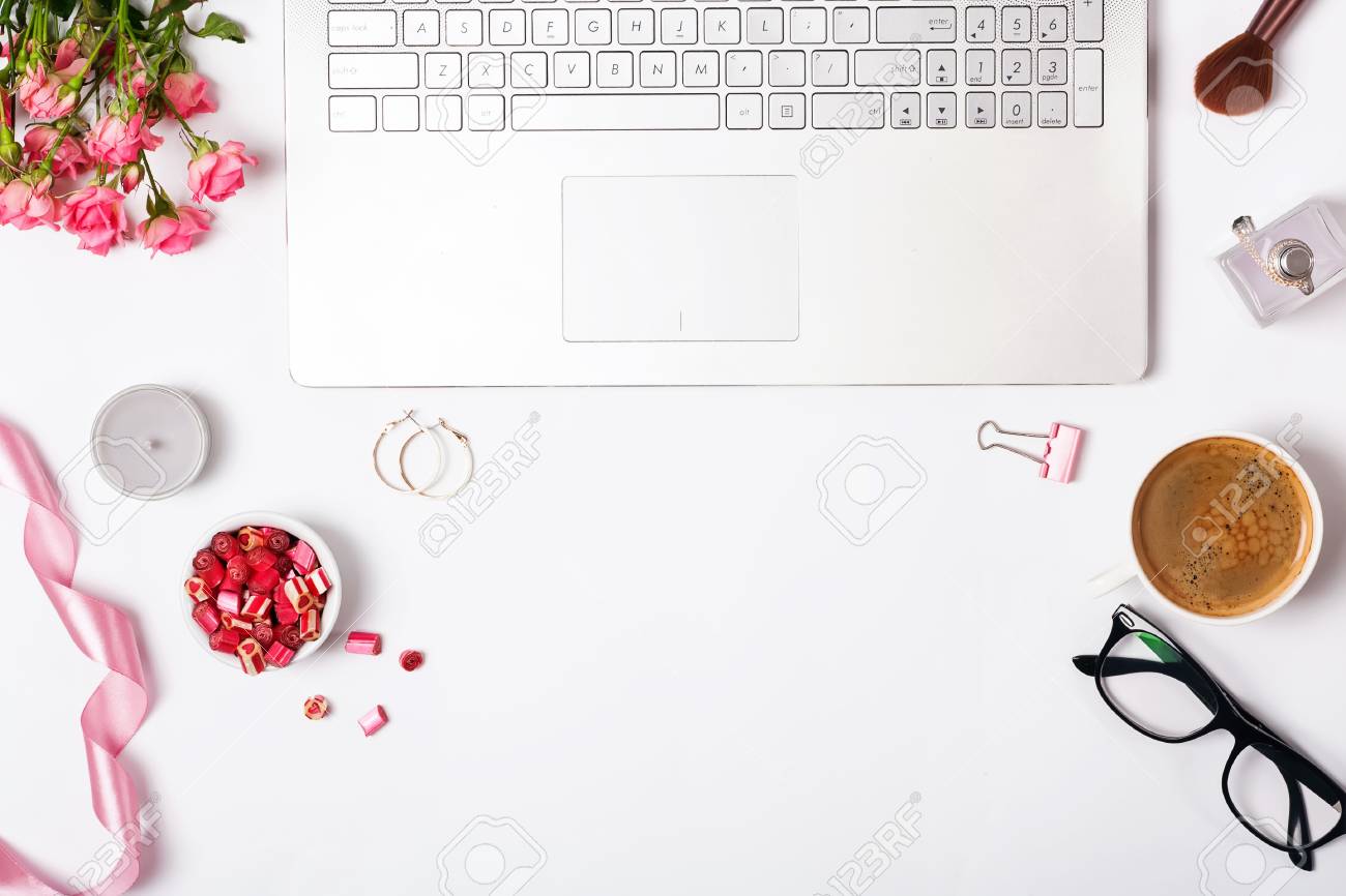 フェミニンな職場のトップビュー 白い背景にノートパソコンとかわいい小物 の写真素材 画像素材 Image