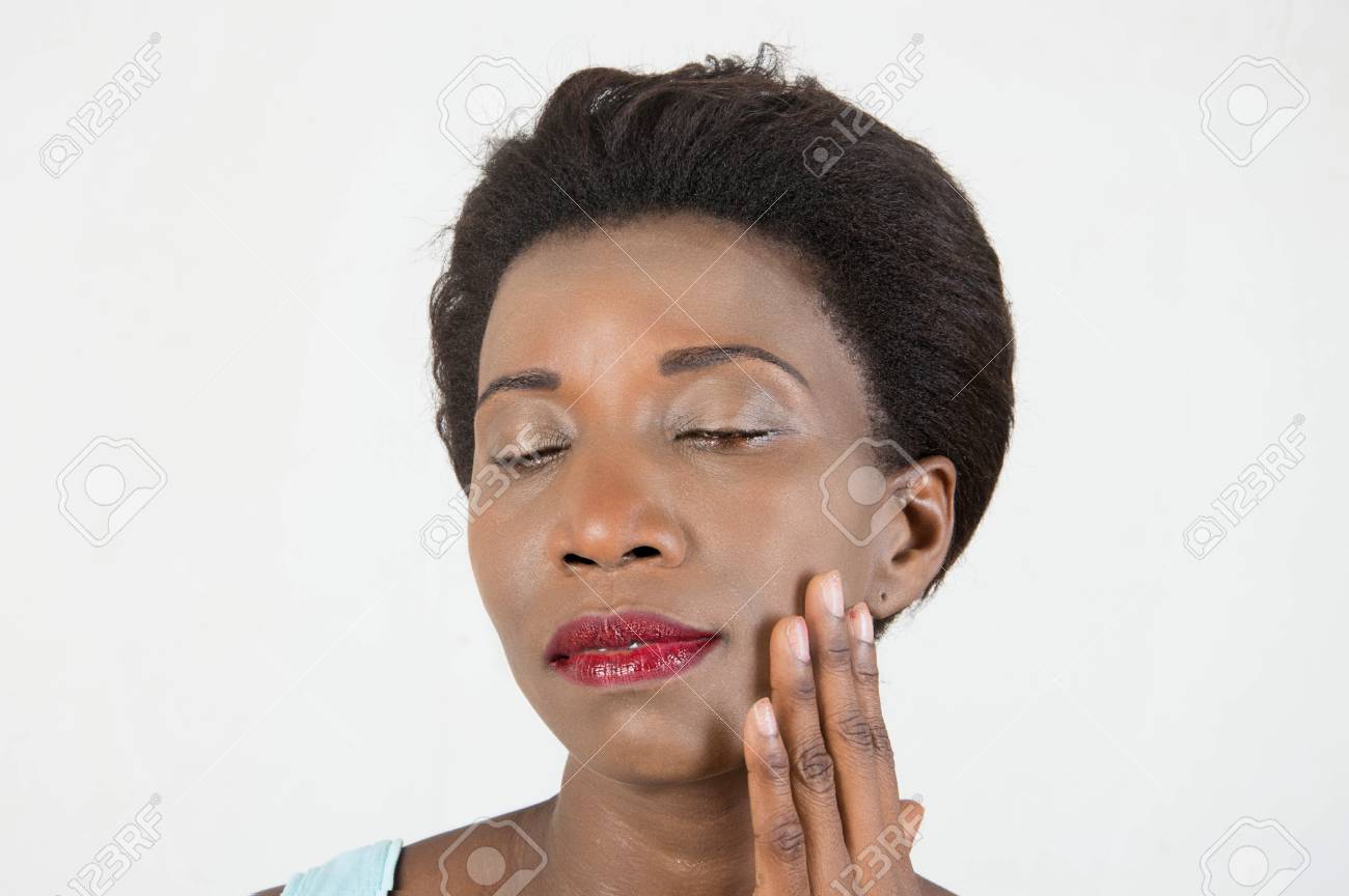 彼女の顔をなでるこの若い女性は 彼女の肌の美しさを高く評価します の写真素材 画像素材 Image