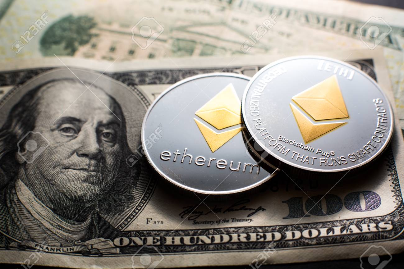 비트 코인과 이더 리움. 가상 전자 디지털 머니 로열티 무료 사진, 그림, 이미지 그리고 스톡포토그래피. Image 99941025