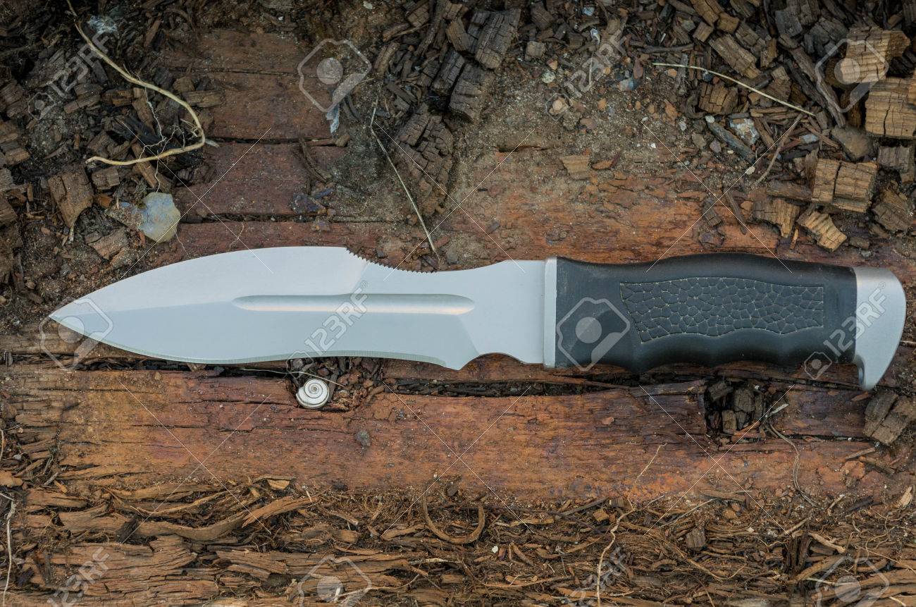 大きな軍用ナイフ 攻撃のナイフ 力のナイフ の写真素材 画像素材 Image