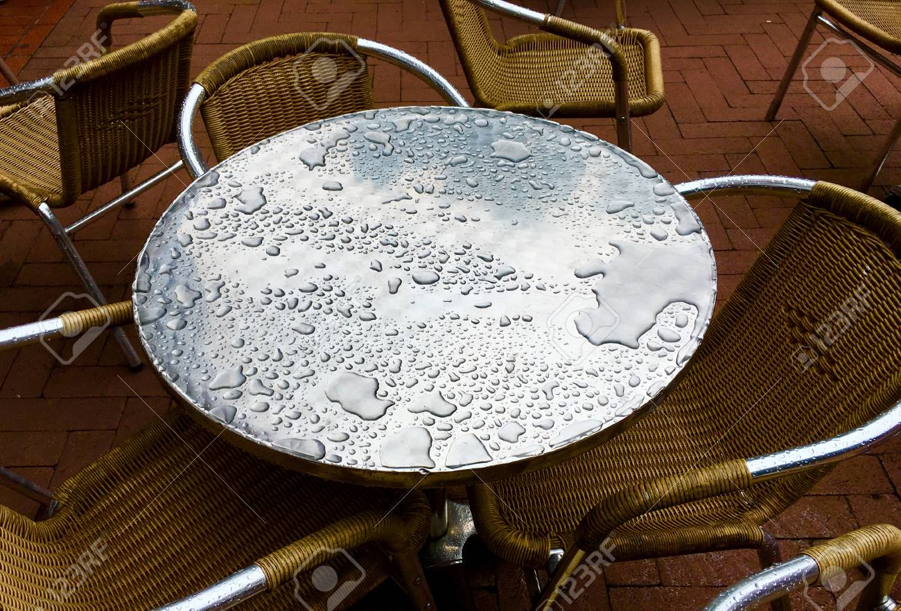 Round Outdoor Table And Chairs In Rain Lizenzfreie Fotos Bilder