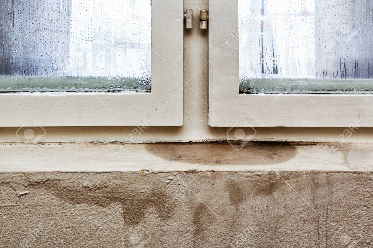 家の中の壁に雨漏りの被害 の写真素材 画像素材 Image