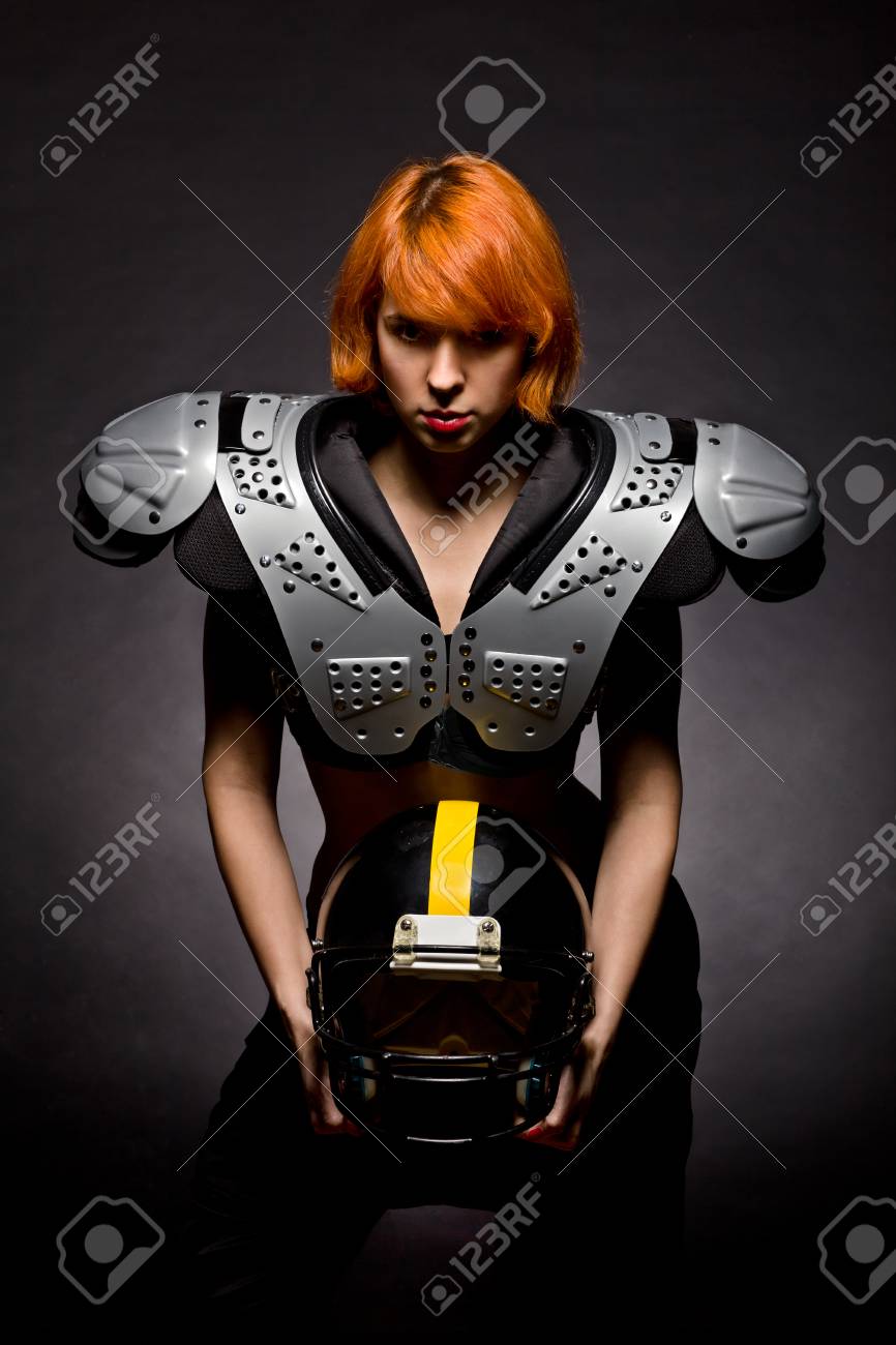 Muchacha Que Presenta Con El Casco Y Las Hombreras De Fútbol Fotos, Imágenes Y Fotografía De Archivo Libres De Derecho. Image 51087566.