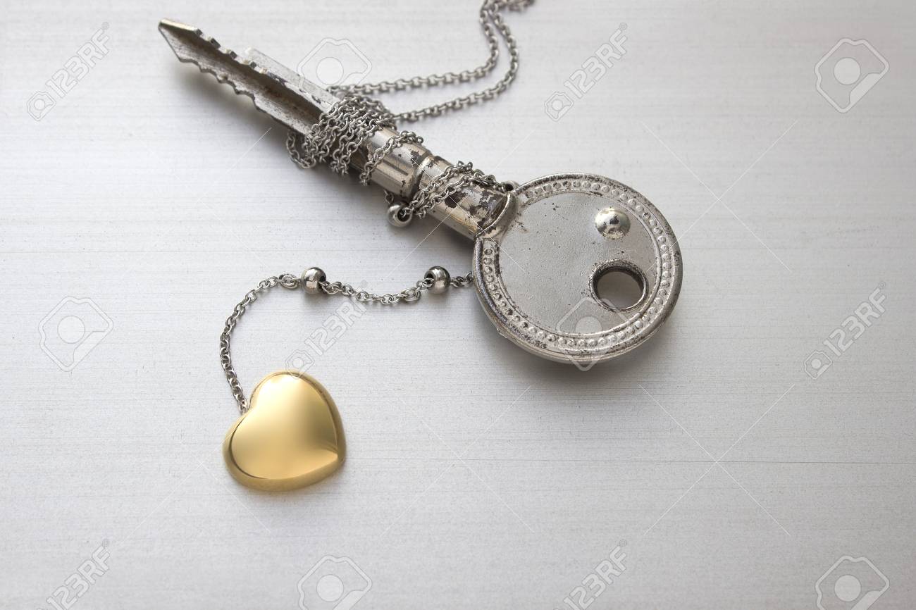 vestir Debería Suavemente Collar De Cadena De Oro Del Corazón Con Llave Fotos, Retratos, Imágenes Y Fotografía De Archivo Libres De Derecho. Image 26002222. vestir Debería Suavemente Collar De Cadena De Oro Del Corazón Con Llave Fotos, Retratos, Imágenes Y Fotografía De Archivo Libres De Derecho. Image 26002222.