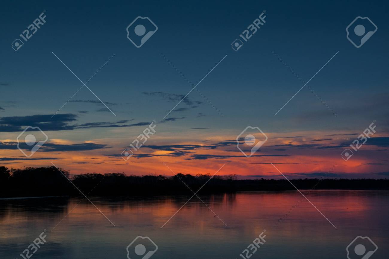 Coucher De Soleil Sur Le Fleuve Amazone Près De Iquitos Au Pérou