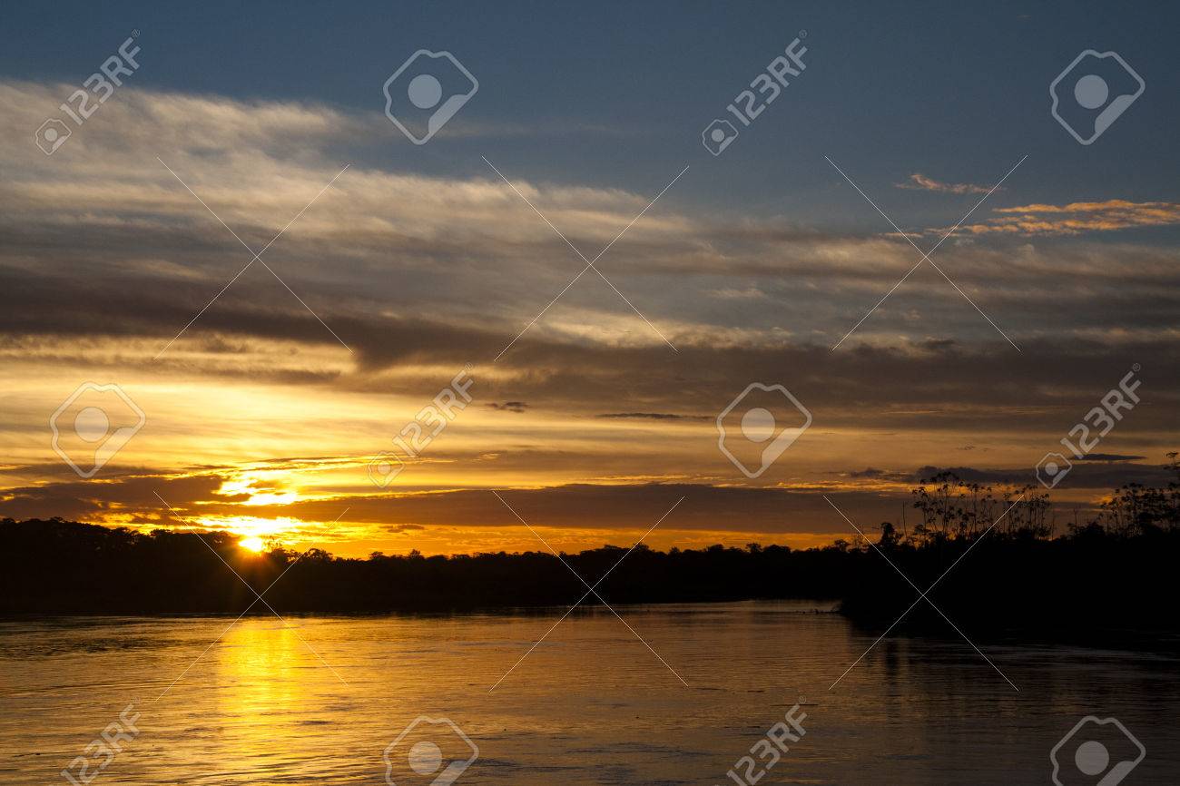 Lever De Soleil Sur Le Fleuve Amazone Près De Iquitos Au Pérou