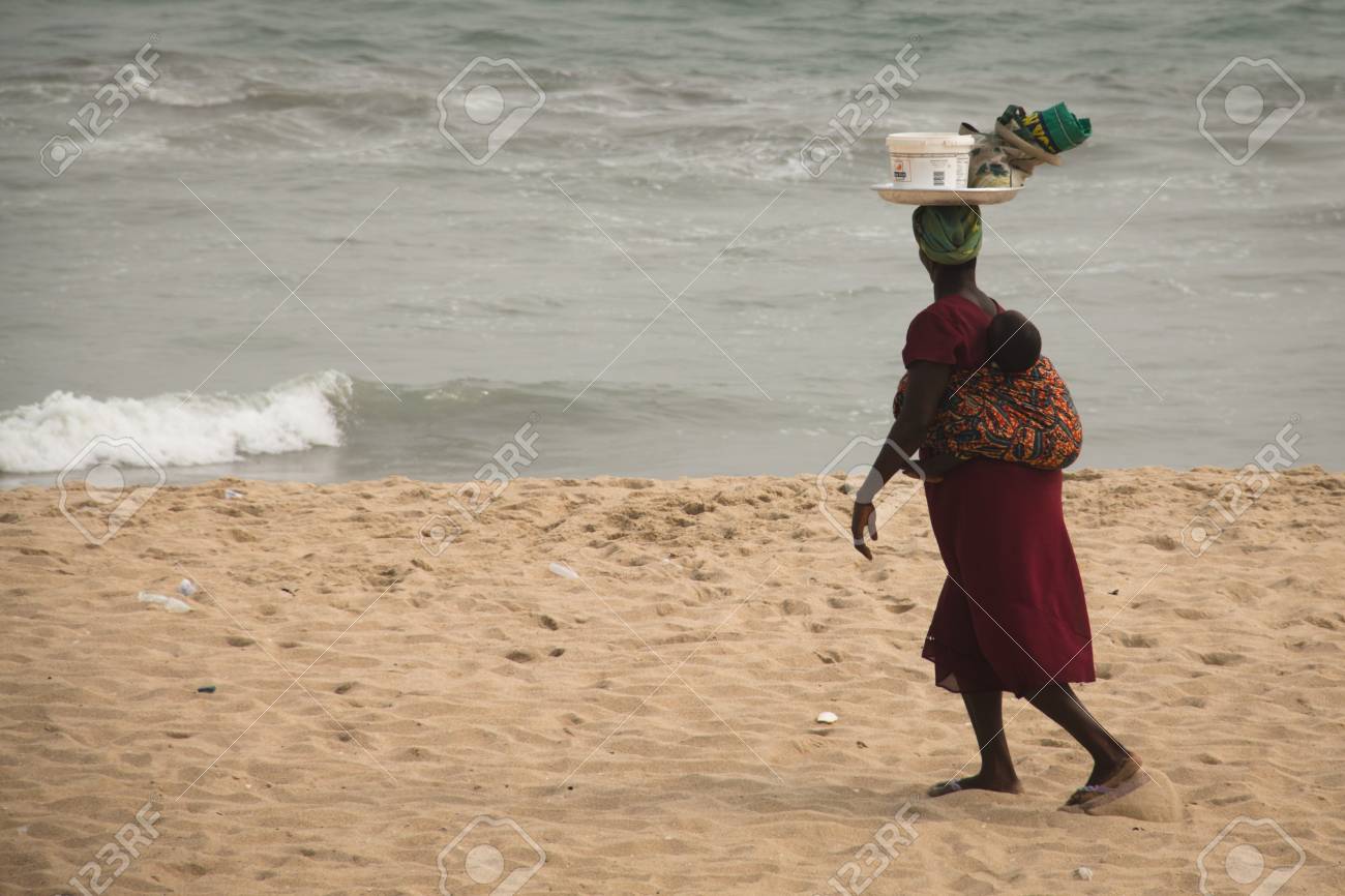 Cape Coast Ghana Janvier 16 Femme Avec Un Bebe Sur La Plage A Cape Coast Au Ghana Au Golfe De Guinee Banque D Images Et Photos Libres De Droits Image
