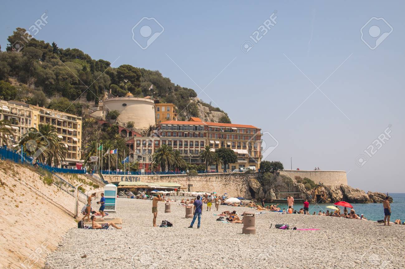 人気の観光都市フランスのニースのビーチでカンヌ フランス 16 年 7 月 人々 の写真素材 画像素材 Image