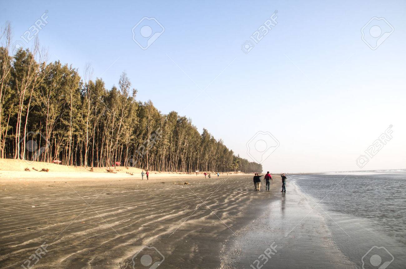 Bazar Del Cox Bangladesh Febbraio 2017 La Gente Sulla Spiaggia Più Lunga Nel Mondo In Coxs Bazar Nel Bangladesh