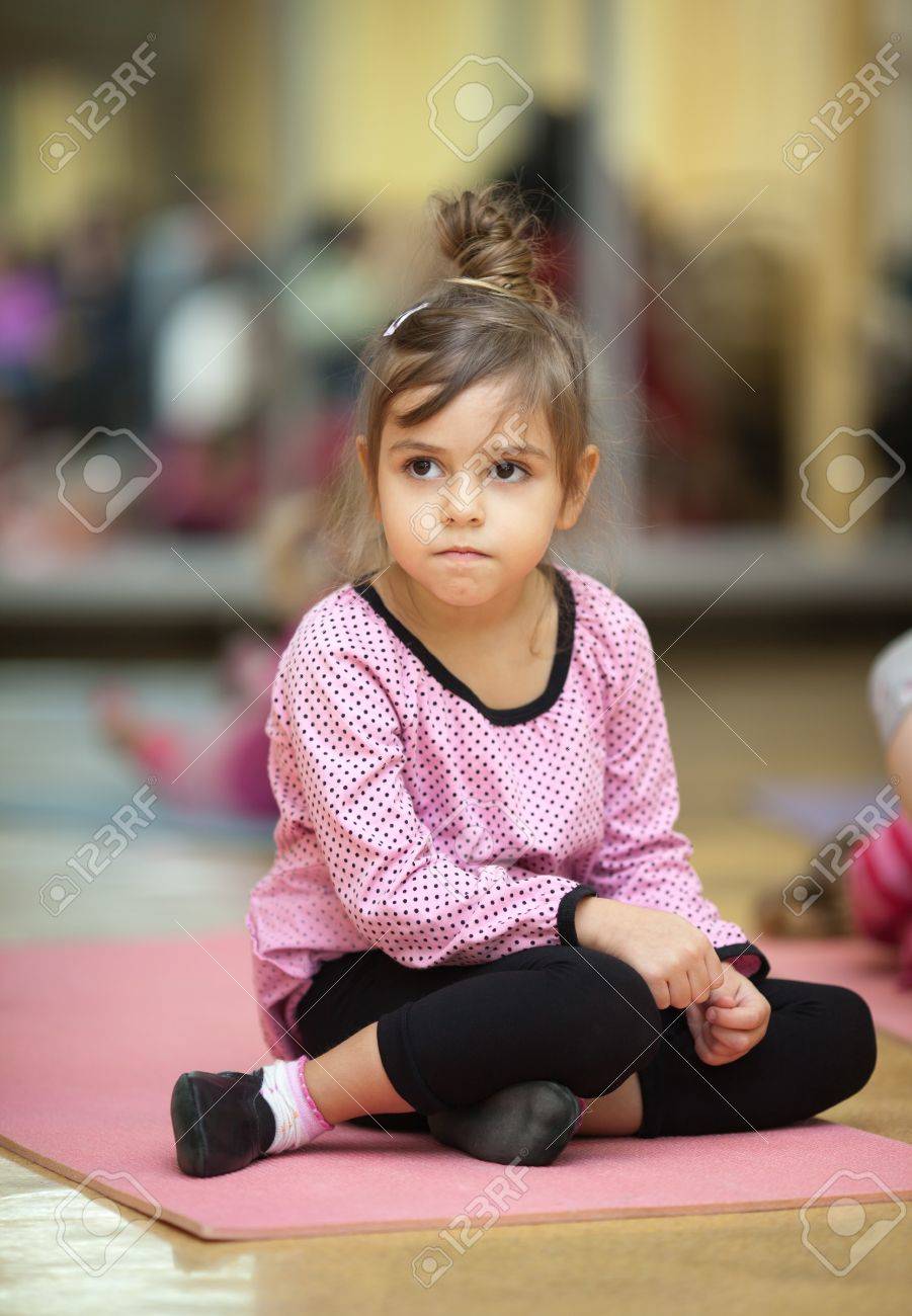 マットの上に座っている 5 歳の少女 の写真素材 画像素材 Image