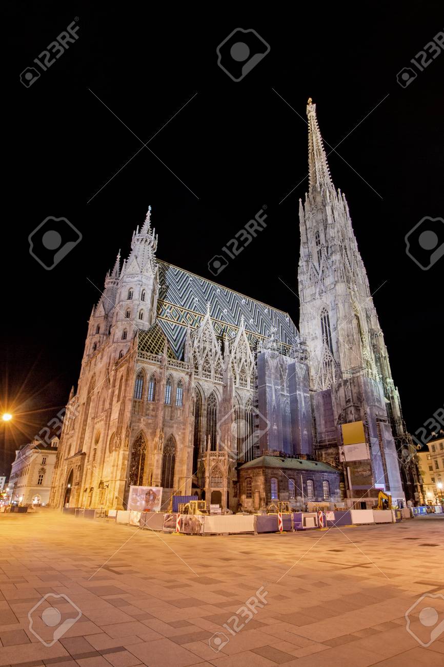 ウィーン オーストリアで 夜ライトアップされた聖シュテファン大聖堂の低角度のビュー の写真素材 画像素材 Image
