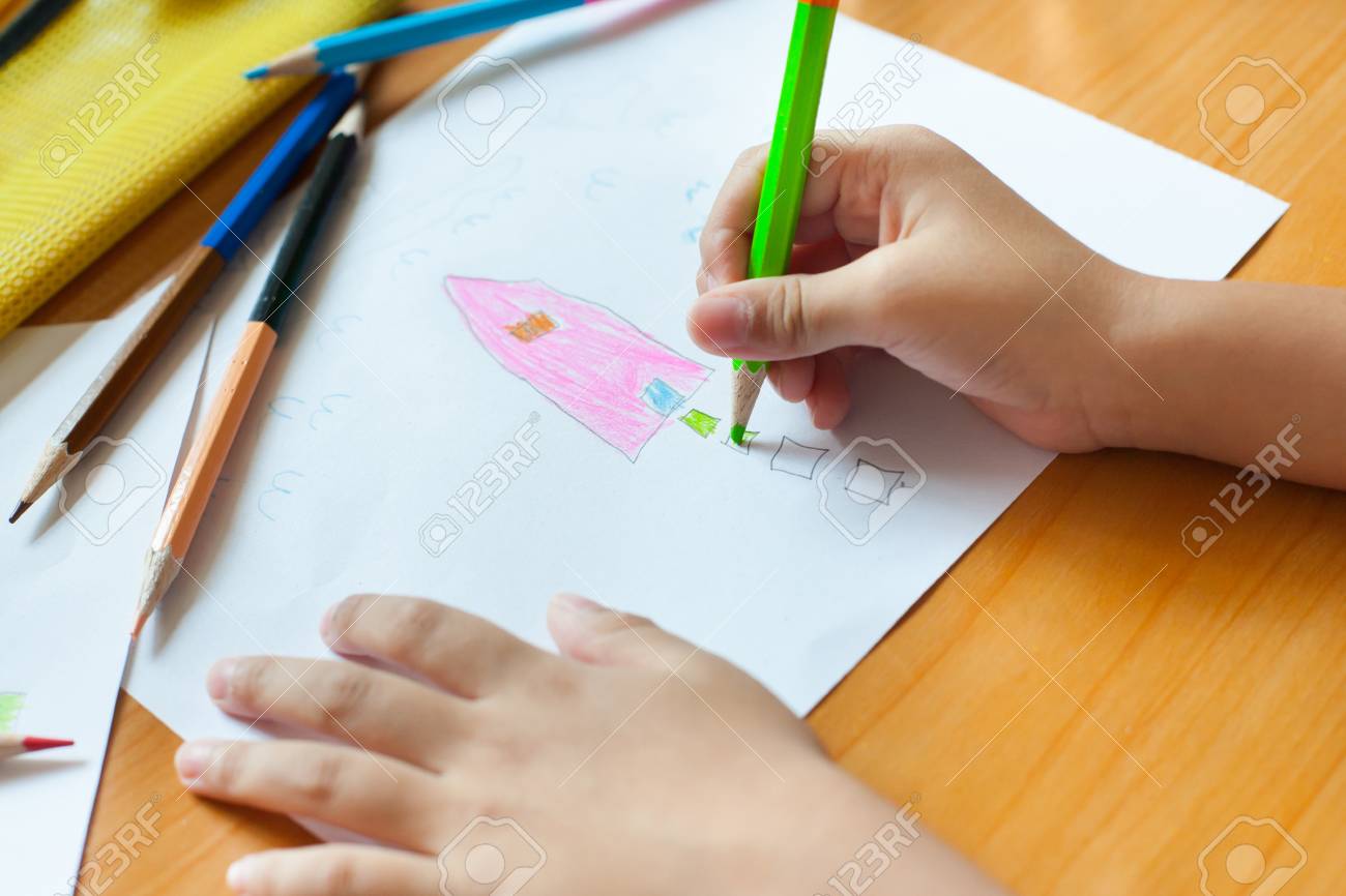 児童の描画と家の中の絵 の写真素材 画像素材 Image