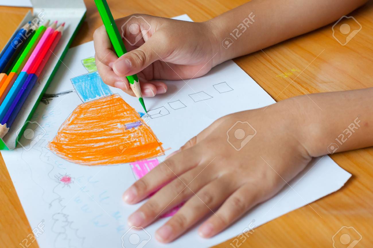 児童の描画と家の中の絵 の写真素材 画像素材 Image