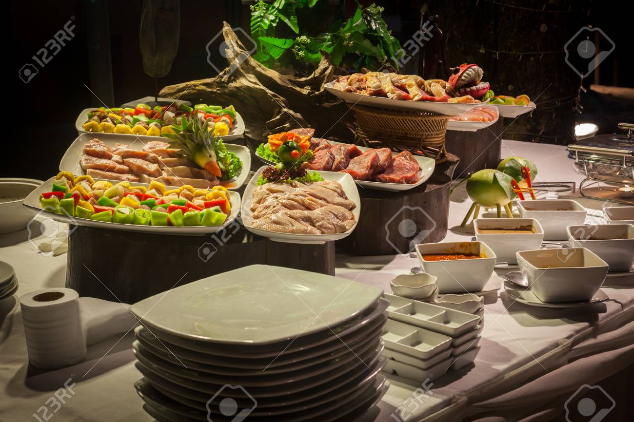 Viande Crue Preparee Pour Un Barbecue Buffet Au Petit Plan Banque D Images Et Photos Libres De Droits Image