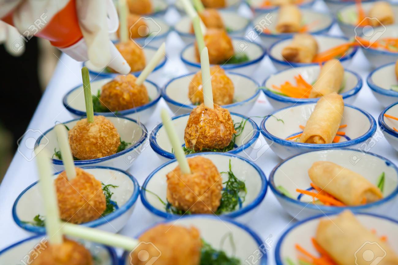 カナッペは ウェルカム パーティー結婚式 Ceramony で用を設定しました の写真素材 画像素材 Image