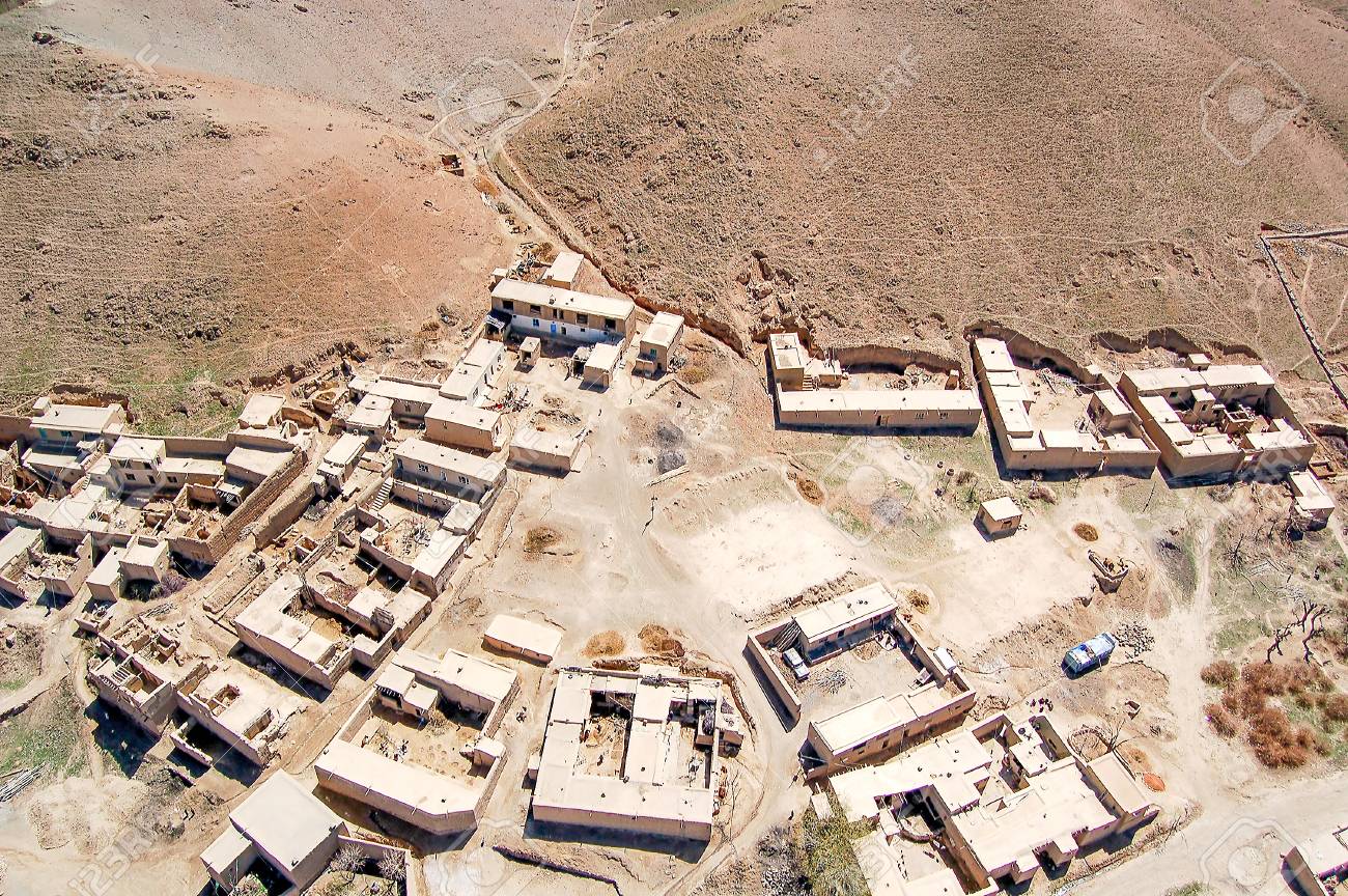 Photo Aerienne D Un Petit Village Entre Kaboul Et Ghazni En Afghanistan Avec Des Composes Banque D Images Et Photos Libres De Droits Image 95254455