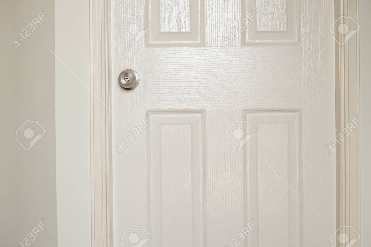 Diseno Inter Puerta Blanca De Madera Y Pared Blanca Fotos