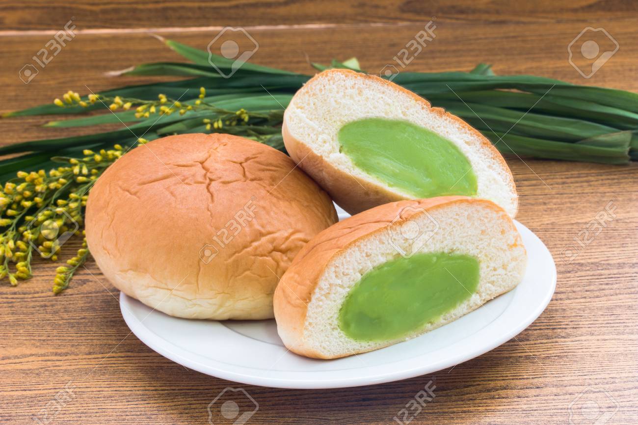 パンダン リーフはまだ生活スタイルの木製の背景にパンダン カスタード饅頭 の写真素材 画像素材 Image